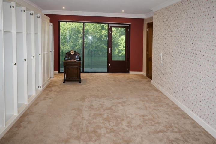 Spacious detached villa with versatile living options and garden room — 11