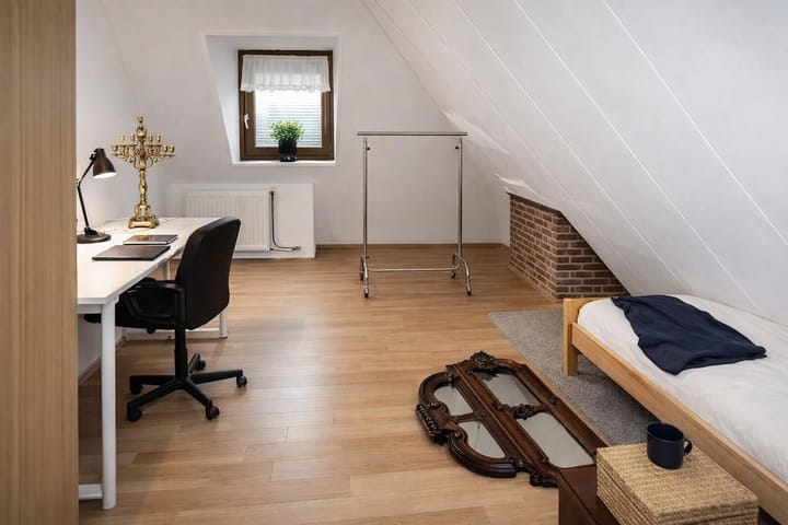 Spacious detached villa with versatile living options and garden room — 12