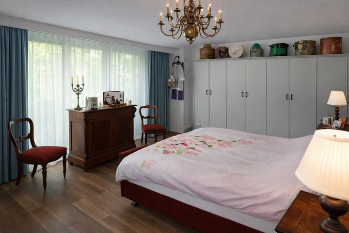Spacious detached villa with versatile living options and garden room — 10