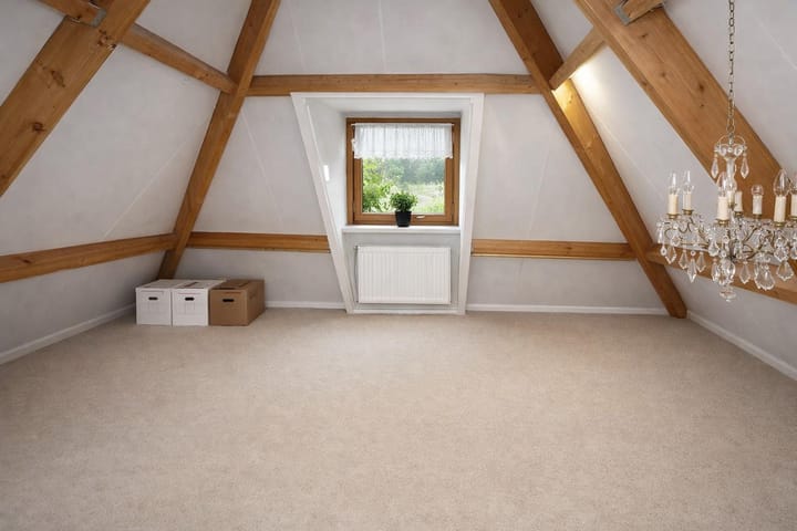 Spacious detached villa with versatile living options and garden room — 15