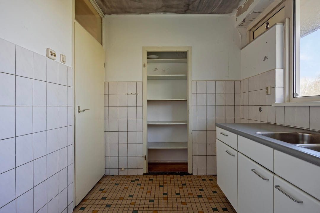 Spacious Apartment with Renovation Potential in Green Den Bosch West — 33