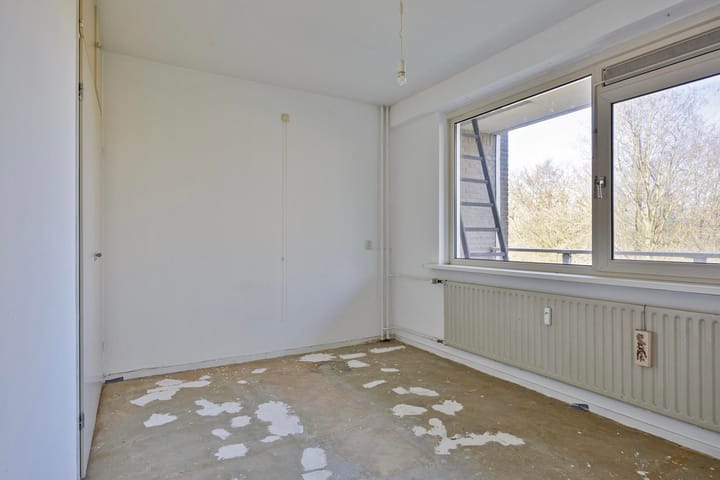 Spacious Apartment with Renovation Potential in Green Den Bosch West — 38