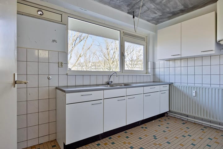Spacious Apartment with Renovation Potential in Green Den Bosch West — 29