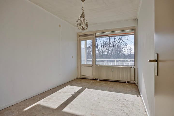Spacious Apartment with Renovation Potential in Green Den Bosch West — 44