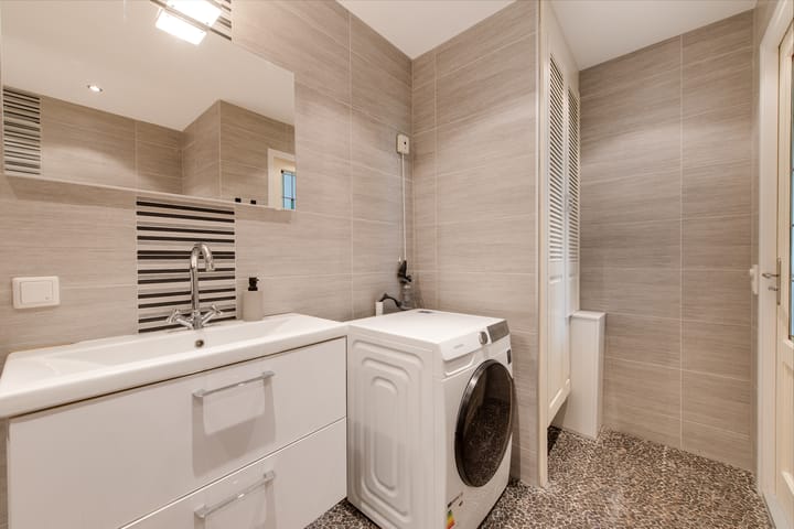 Spacious 3-Room Apartment with Sunny Balcony in Haarlem — 29
