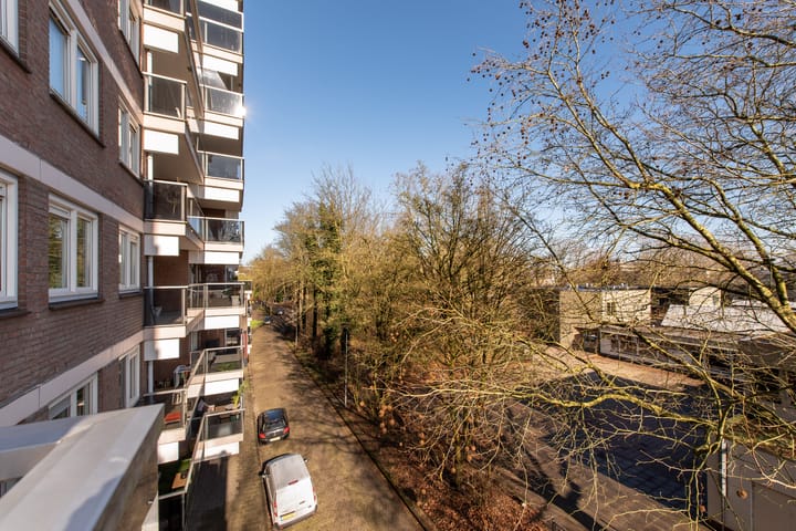 Spacious 3-Room Apartment with Sunny Balcony in Haarlem — 39