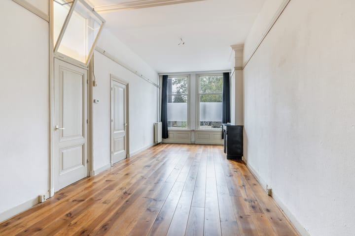 Charming Ground Floor Apartment with Character in Kralingen — 13