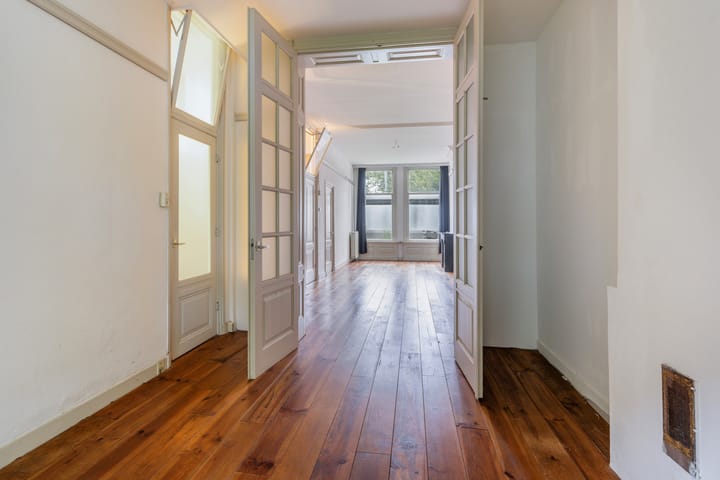 Charming Ground Floor Apartment with Character in Kralingen — 29