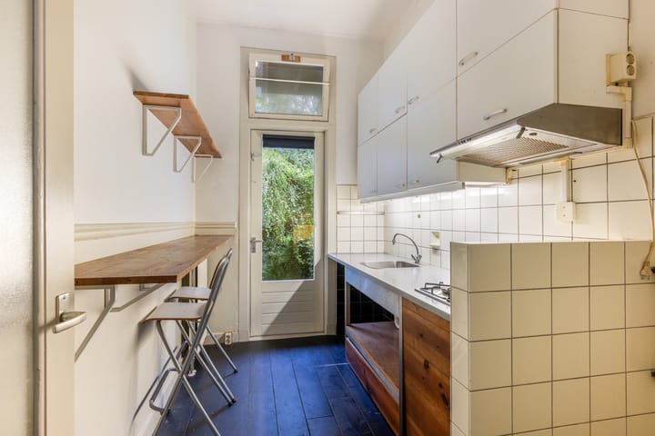 Charming Ground Floor Apartment with Character in Kralingen — 31