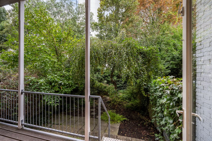 Charming Ground Floor Apartment with Character in Kralingen — 33