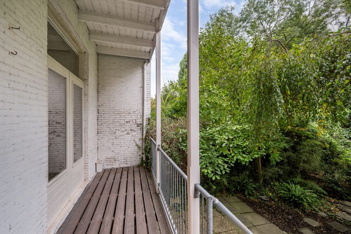 Charming Ground Floor Apartment with Character in Kralingen — 35
