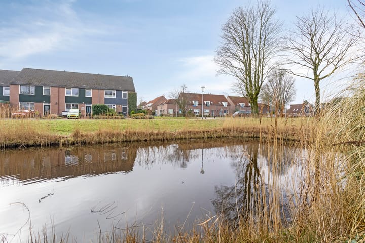 Sustainable Family Home with Water Views in Veendam — 78