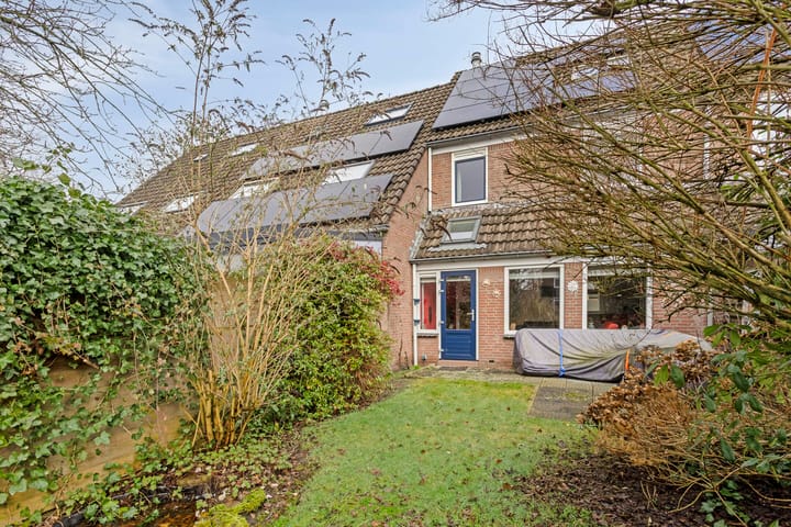 Sustainable Family Home with Water Views in Veendam — 80