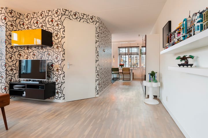 Spacious Corner House with Garage and Solar Panels — 13