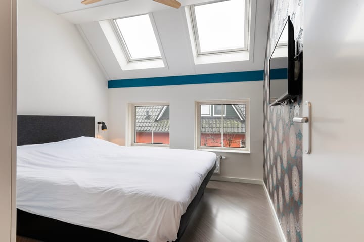 Spacious Corner House with Garage and Solar Panels — 49