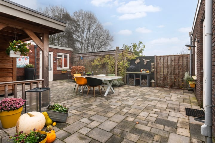 Spacious Corner House with Garage and Solar Panels — 65
