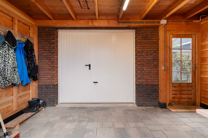 Spacious Corner House with Garage and Solar Panels — 71