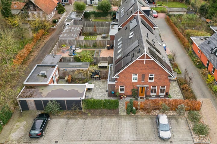 Spacious Corner House with Garage and Solar Panels — 85