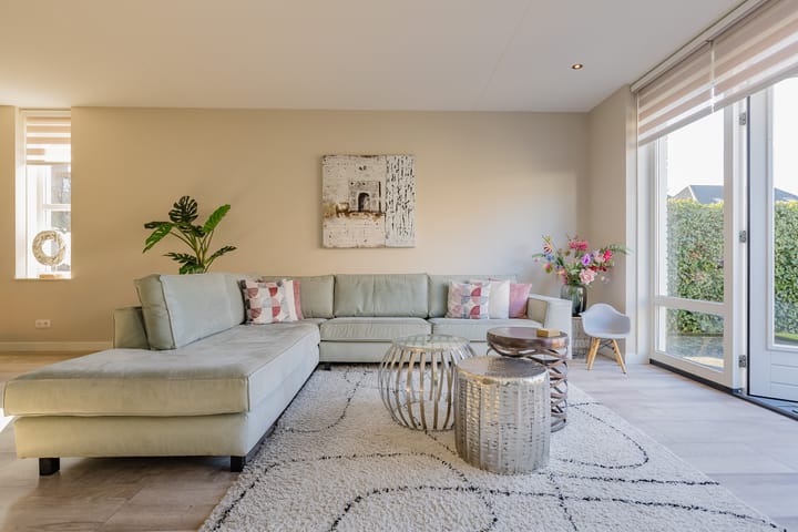 Modern Move-in Ready Corner Home with Five Bedrooms and Sunny Garden — 12