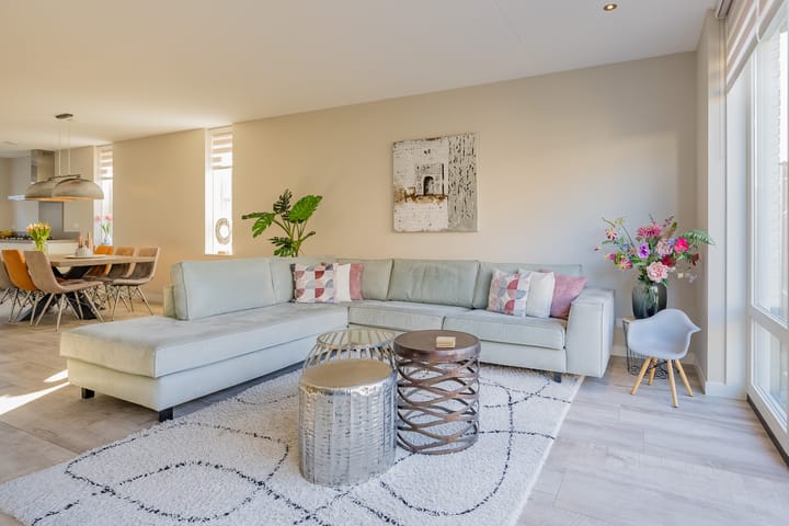 Modern Move-in Ready Corner Home with Five Bedrooms and Sunny Garden — 16