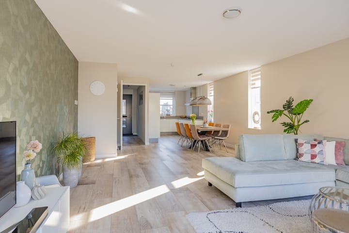 Modern Move-in Ready Corner Home with Five Bedrooms and Sunny Garden — 18
