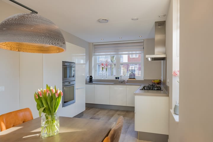 Modern Move-in Ready Corner Home with Five Bedrooms and Sunny Garden — 22