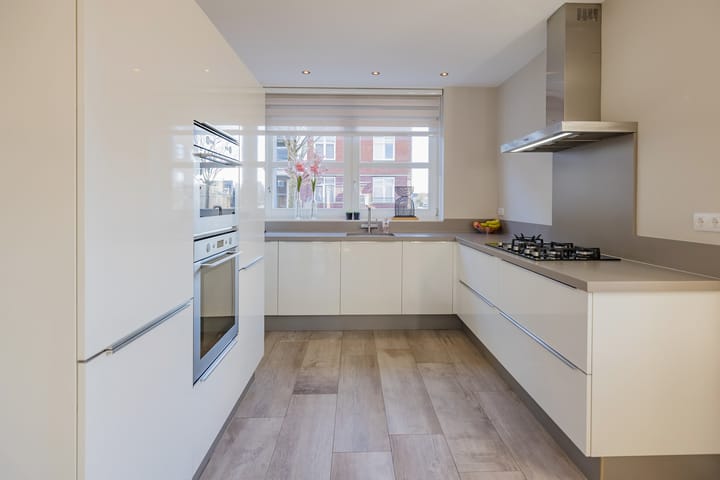 Modern Move-in Ready Corner Home with Five Bedrooms and Sunny Garden — 24