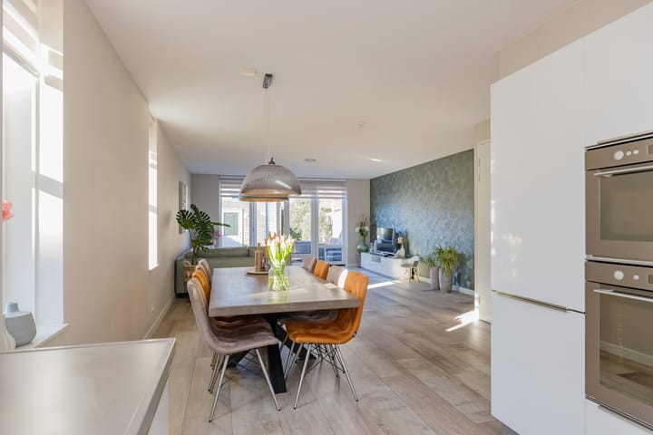 Modern Move-in Ready Corner Home with Five Bedrooms and Sunny Garden — 28