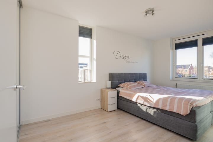 Modern Move-in Ready Corner Home with Five Bedrooms and Sunny Garden — 32