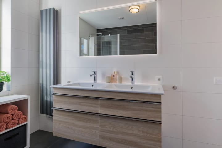 Modern Move-in Ready Corner Home with Five Bedrooms and Sunny Garden — 50