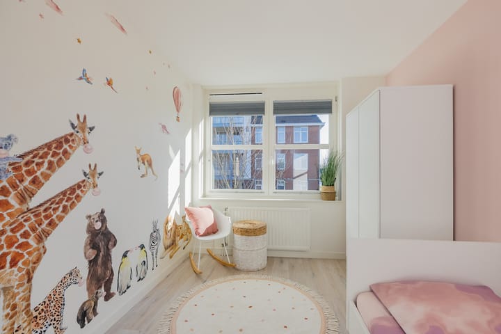 Modern Move-in Ready Corner Home with Five Bedrooms and Sunny Garden — 40