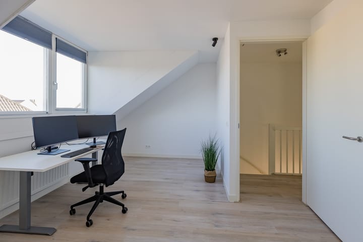 Modern Move-in Ready Corner Home with Five Bedrooms and Sunny Garden — 58