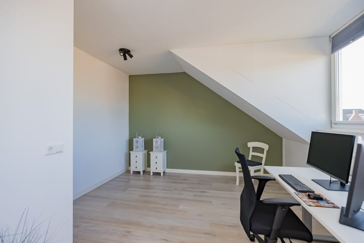 Modern Move-in Ready Corner Home with Five Bedrooms and Sunny Garden — 60