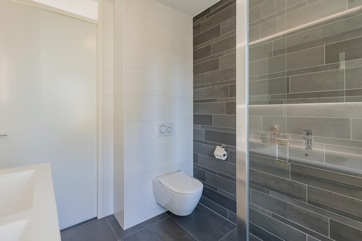 Modern Move-in Ready Corner Home with Five Bedrooms and Sunny Garden — 54