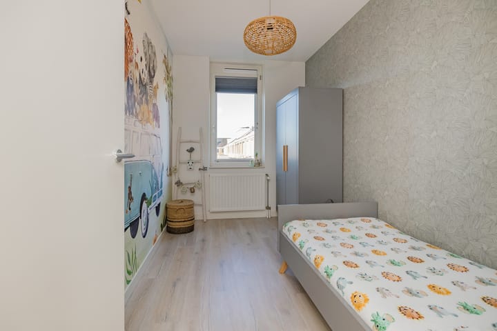 Modern Move-in Ready Corner Home with Five Bedrooms and Sunny Garden — 44