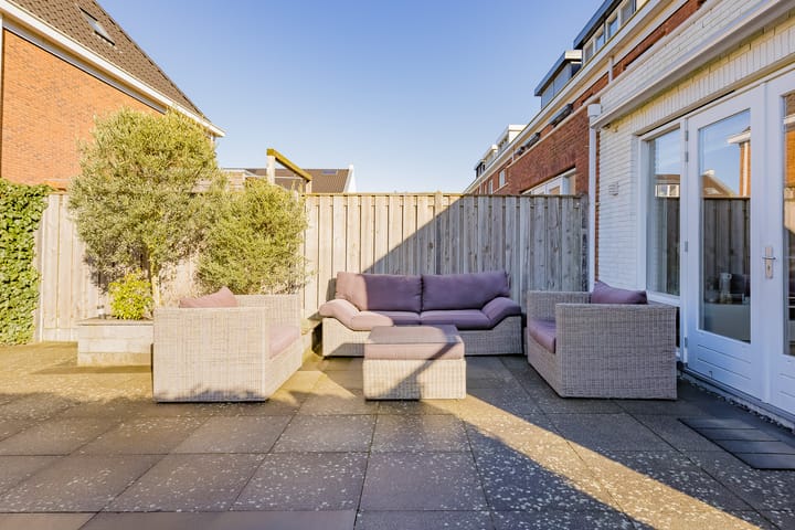 Modern Move-in Ready Corner Home with Five Bedrooms and Sunny Garden — 68