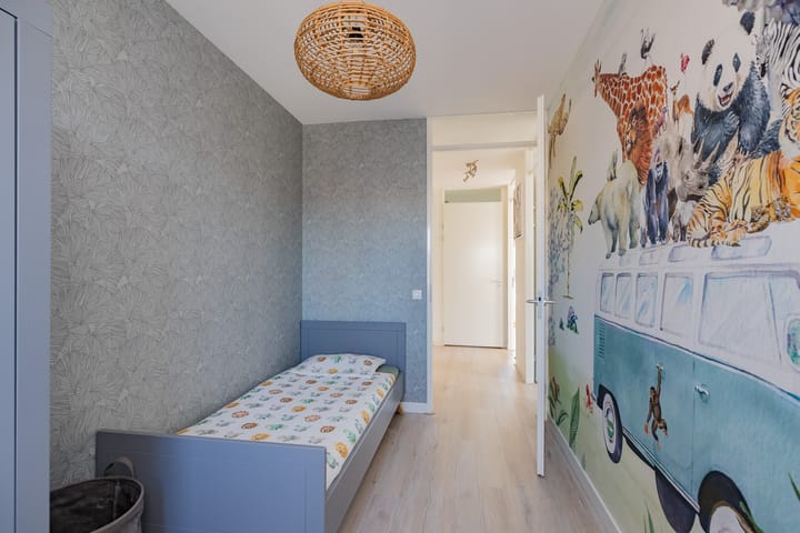Modern Move-in Ready Corner Home with Five Bedrooms and Sunny Garden — 46