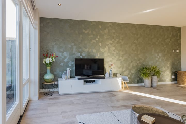 Modern Move-in Ready Corner Home with Five Bedrooms and Sunny Garden — 14