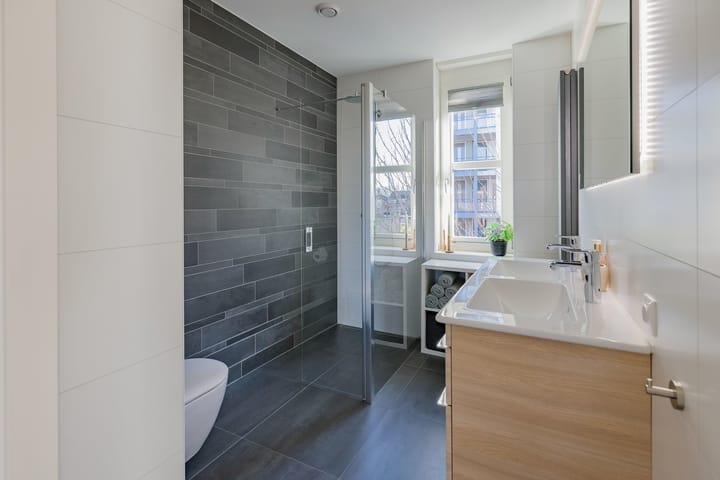 Modern Move-in Ready Corner Home with Five Bedrooms and Sunny Garden — 48