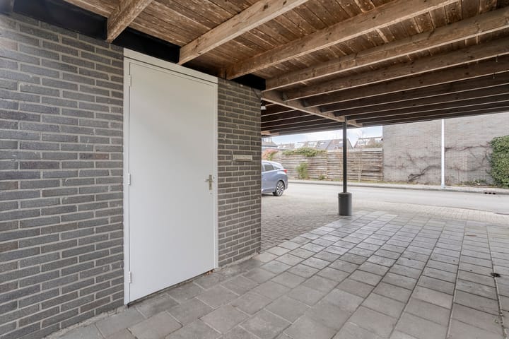 Eye-catching terraced house with private parking and deep backyard — 14