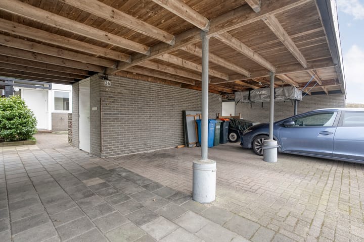 Eye-catching terraced house with private parking and deep backyard — 16