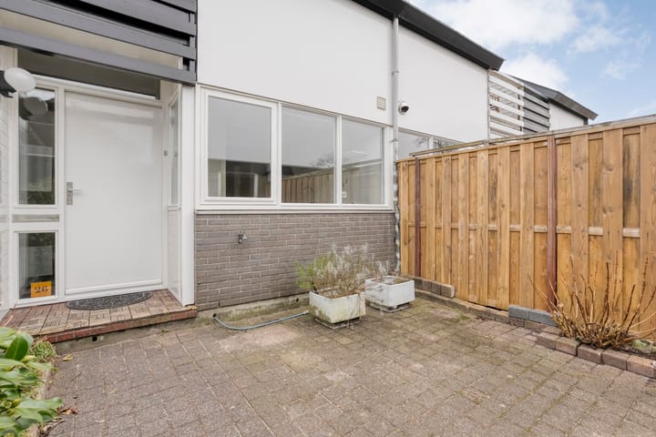 Eye-catching terraced house with private parking and deep backyard — 18