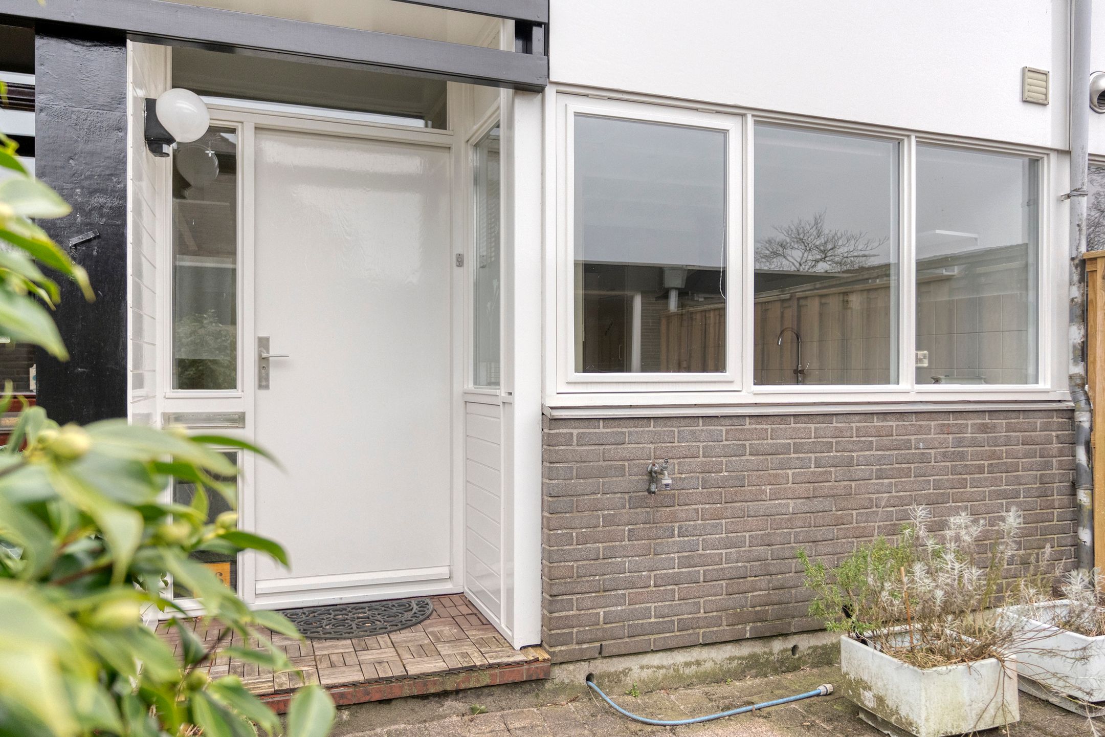 Eye-catching terraced house with private parking and deep backyard — 21
