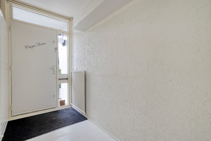 Eye-catching terraced house with private parking and deep backyard — 22