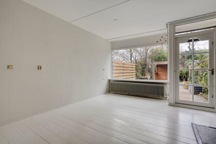 Eye-catching terraced house with private parking and deep backyard — 28