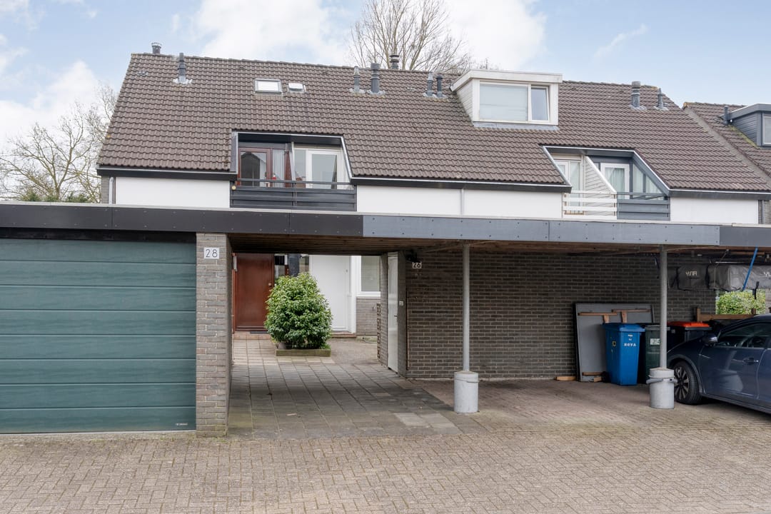 Eye-catching terraced house with private parking and deep backyard — 13