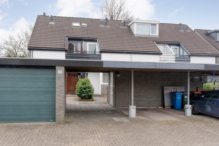 Eye-catching terraced house with private parking and deep backyard — 12