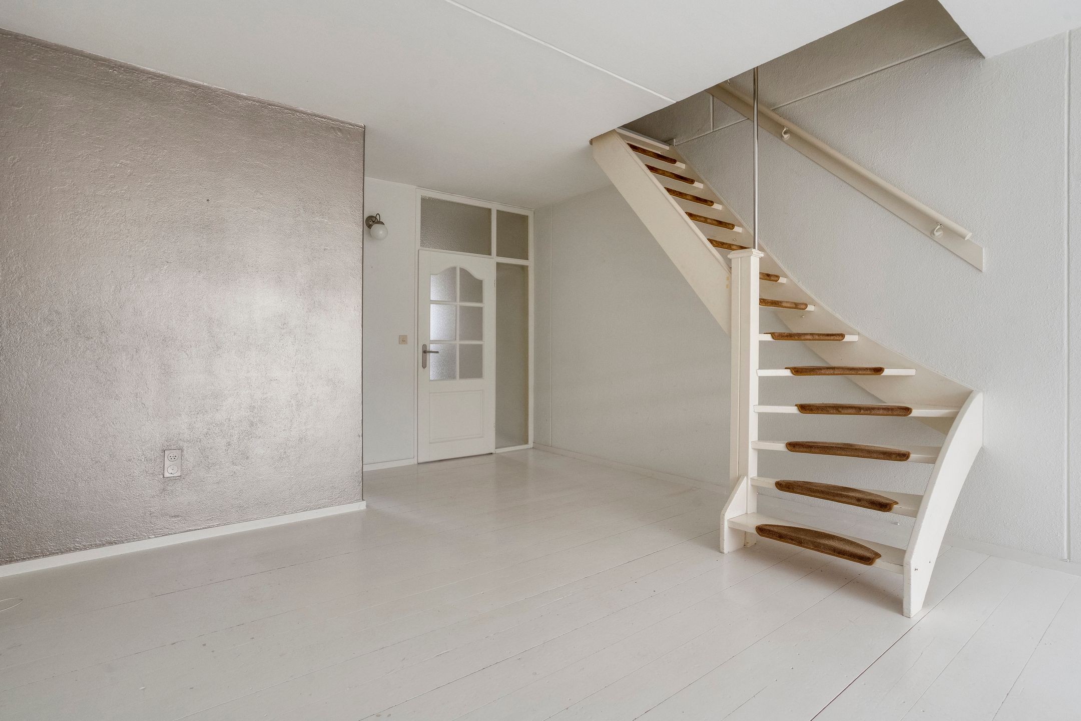 Eye-catching terraced house with private parking and deep backyard — 27