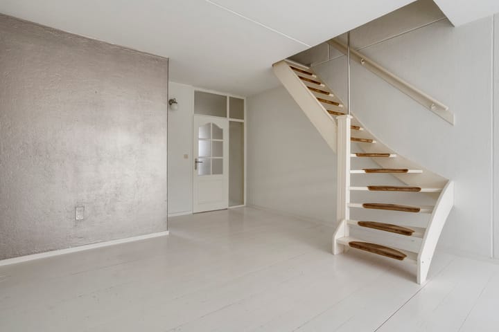 Eye-catching terraced house with private parking and deep backyard — 26