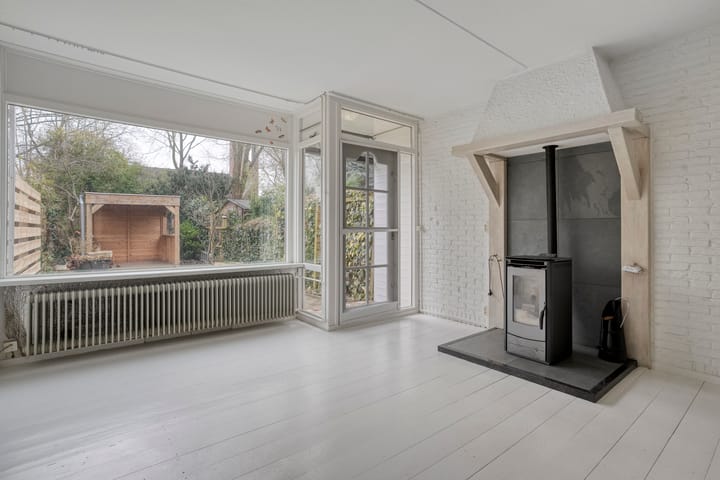 Eye-catching terraced house with private parking and deep backyard — 30